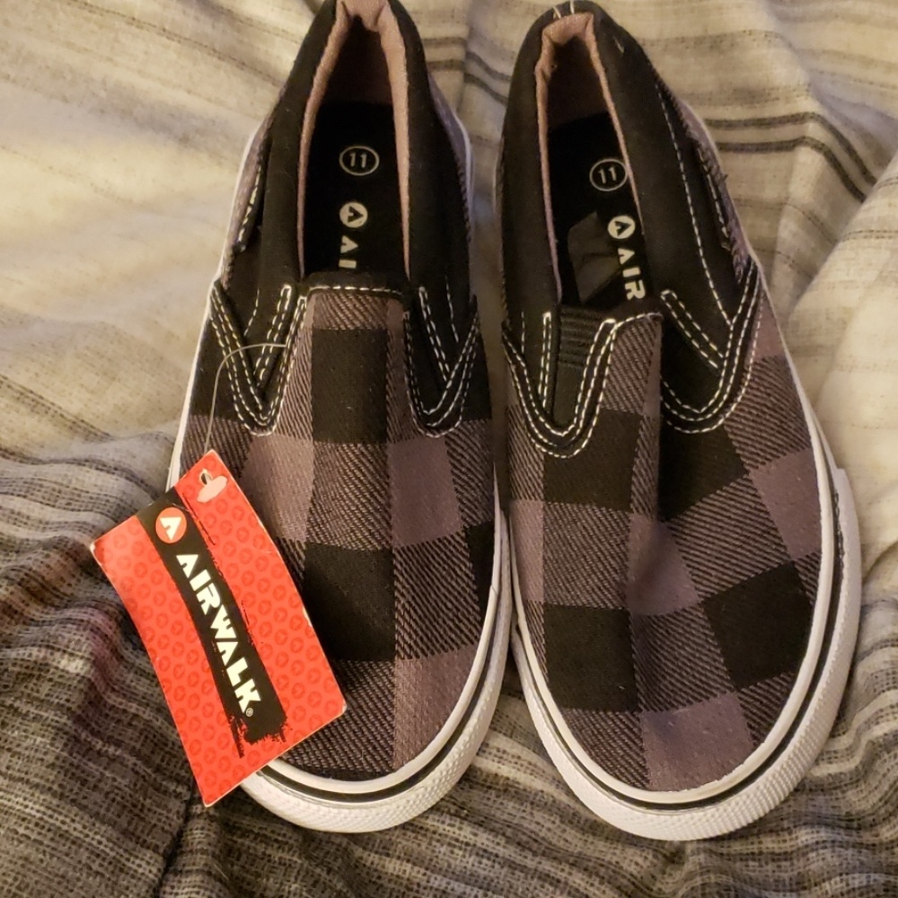 Airwalk tennis shoes